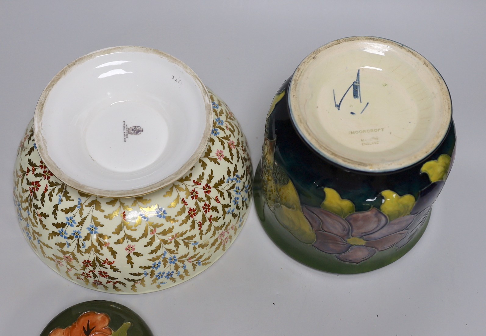 A Moorcroft Hibiscus jardiniere, an odd Moorcroft cover and Wedgwood pedestal fruit bowl, jardiniere 18cms high